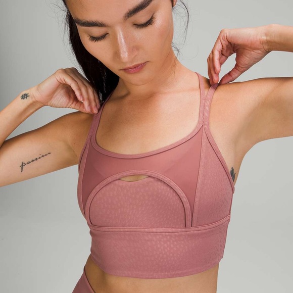 New Lululemon Nulu and Mesh Yoga Bra
Jewel Emboss Spiced Chai - Picture 6 of 9